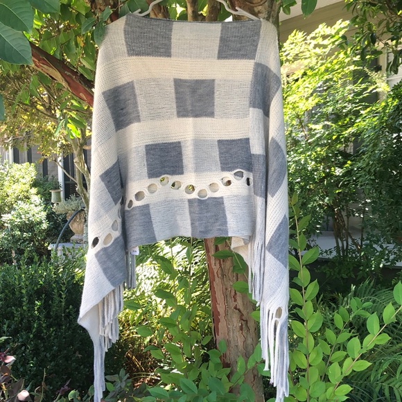 NWT- Gray & Ivory Fringe Hem Poncho top, one size - Picture 9 of 10